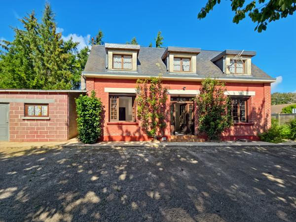 MAISON AVEC DEPENDANCES GARAGES 80 M²