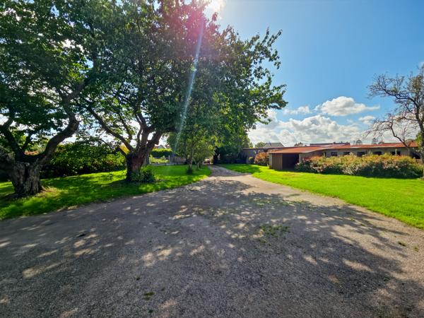 MAISON AVEC DEPENDANCES GARAGES 80 M²