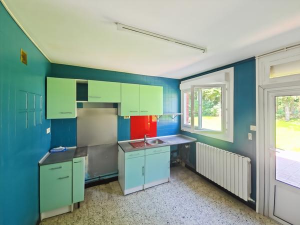 MAISON AVEC DEPENDANCES GARAGES 80 M²