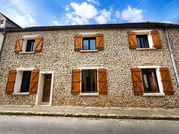 Maison de ville en pierre de 135 m² – Charme de l'ancien et fort potentiel d'aménagement

Laissez-vous séduire par cette authentique maison de ville en pierre de 135 m², pleine de caractère et offrant un très beau potentiel d'évolution.

Dès l'entrée, vous découvrirez une véritable entrée indépendante desservant une cuisine aménagée avec accès à une terrasse intimiste, entièrement à l'abri des regards. Cet espace extérieur offre de nombreuses possibilités d'aménagement pour créer un véritable lieu de vie convivial.

Le rez-de-chaussée comprend également un spacieux salon, une chambre, une salle d'eau ainsi qu'un WC indépendant.

À l'étage, une magnifique pièce d'environ 35 m² laisse libre cours à vos projets : création d'une ou plusieurs chambres, d'un bureau, d'une salle de jeux ou encore d'un espace détente. Elle dessert une suite parentale, offrant une belle modularité selon vos besoins et vos envies.

Avec le charme de la pierre, ses beaux volumes et son important potentiel d'aménagement, cette maison représente une belle opportunité pour les acquéreurs souhaitant créer un intérieur à leur image.