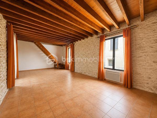 Maison de ville en pierre de 135 m² – Charme de l'ancien et fort potentiel d'aménagement

Laissez-vous séduire par cette authentique maison de ville en pierre de 135 m², pleine de caractère et offrant un très beau potentiel d'évolution.

Dès l'entrée, vous découvrirez une véritable entrée indépendante desservant une cuisine aménagée avec accès à une terrasse intimiste, entièrement à l'abri des regards. Cet espace extérieur offre de nombreuses possibilités d'aménagement pour créer un véritable lieu de vie convivial.

Le rez-de-chaussée comprend également un spacieux salon, une chambre, une salle d'eau ainsi qu'un WC indépendant.

À l'étage, une magnifique pièce d'environ 35 m² laisse libre cours à vos projets : création d'une ou plusieurs chambres, d'un bureau, d'une salle de jeux ou encore d'un espace détente. Elle dessert une suite parentale, offrant une belle modularité selon vos besoins et vos envies.

Avec le charme de la pierre, ses beaux volumes et son important potentiel d'aménagement, cette maison représente une belle opportunité pour les acquéreurs souhaitant créer un intérieur à leur image.