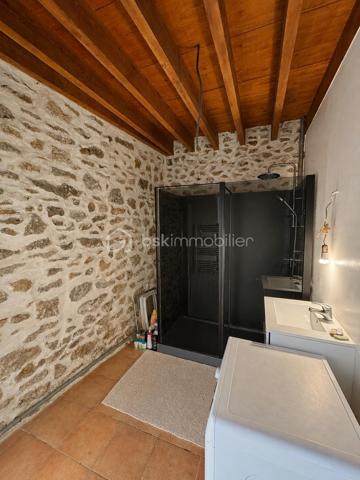 Maison de ville en pierre de 135 m² – Charme de l'ancien et fort potentiel d'aménagement

Laissez-vous séduire par cette authentique maison de ville en pierre de 135 m², pleine de caractère et offrant un très beau potentiel d'évolution.

Dès l'entrée, vous découvrirez une véritable entrée indépendante desservant une cuisine aménagée avec accès à une terrasse intimiste, entièrement à l'abri des regards. Cet espace extérieur offre de nombreuses possibilités d'aménagement pour créer un véritable lieu de vie convivial.

Le rez-de-chaussée comprend également un spacieux salon, une chambre, une salle d'eau ainsi qu'un WC indépendant.

À l'étage, une magnifique pièce d'environ 35 m² laisse libre cours à vos projets : création d'une ou plusieurs chambres, d'un bureau, d'une salle de jeux ou encore d'un espace détente. Elle dessert une suite parentale, offrant une belle modularité selon vos besoins et vos envies.

Avec le charme de la pierre, ses beaux volumes et son important potentiel d'aménagement, cette maison représente une belle opportunité pour les acquéreurs souhaitant créer un intérieur à leur image.