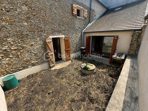 Maison de ville en pierre de 135 m² – Charme de l'ancien et fort potentiel d'aménagement

Laissez-vous séduire par cette authentique maison de ville en pierre de 135 m², pleine de caractère et offrant un très beau potentiel d'évolution.

Dès l'entrée, vous découvrirez une véritable entrée indépendante desservant une cuisine aménagée avec accès à une terrasse intimiste, entièrement à l'abri des regards. Cet espace extérieur offre de nombreuses possibilités d'aménagement pour créer un véritable lieu de vie convivial.

Le rez-de-chaussée comprend également un spacieux salon, une chambre, une salle d'eau ainsi qu'un WC indépendant.

À l'étage, une magnifique pièce d'environ 35 m² laisse libre cours à vos projets : création d'une ou plusieurs chambres, d'un bureau, d'une salle de jeux ou encore d'un espace détente. Elle dessert une suite parentale, offrant une belle modularité selon vos besoins et vos envies.

Avec le charme de la pierre, ses beaux volumes et son important potentiel d'aménagement, cette maison représente une belle opportunité pour les acquéreurs souhaitant créer un intérieur à leur image.