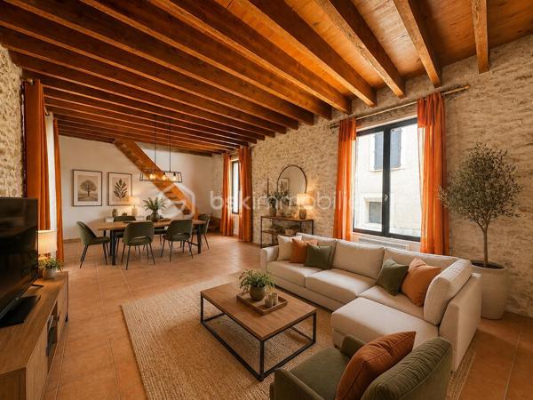 Maison de ville en pierre de 135 m² – Charme de l'ancien et fort potentiel d'aménagement

Laissez-vous séduire par cette authentique maison de ville en pierre de 135 m², pleine de caractère et offrant un très beau potentiel d'évolution.

Dès l'entrée, vous découvrirez une véritable entrée indépendante desservant une cuisine aménagée avec accès à une terrasse intimiste, entièrement à l'abri des regards. Cet espace extérieur offre de nombreuses possibilités d'aménagement pour créer un véritable lieu de vie convivial.

Le rez-de-chaussée comprend également un spacieux salon, une chambre, une salle d'eau ainsi qu'un WC indépendant.

À l'étage, une magnifique pièce d'environ 35 m² laisse libre cours à vos projets : création d'une ou plusieurs chambres, d'un bureau, d'une salle de jeux ou encore d'un espace détente. Elle dessert une suite parentale, offrant une belle modularité selon vos besoins et vos envies.

Avec le charme de la pierre, ses beaux volumes et son important potentiel d'aménagement, cette maison représente une belle opportunité pour les acquéreurs souhaitant créer un intérieur à leur image.