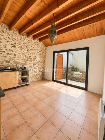 Maison de ville en pierre de 135 m² – Charme de l'ancien et fort potentiel d'aménagement

Laissez-vous séduire par cette authentique maison de ville en pierre de 135 m², pleine de caractère et offrant un très beau potentiel d'évolution.

Dès l'entrée, vous découvrirez une véritable entrée indépendante desservant une cuisine aménagée avec accès à une terrasse intimiste, entièrement à l'abri des regards. Cet espace extérieur offre de nombreuses possibilités d'aménagement pour créer un véritable lieu de vie convivial.

Le rez-de-chaussée comprend également un spacieux salon, une chambre, une salle d'eau ainsi qu'un WC indépendant.

À l'étage, une magnifique pièce d'environ 35 m² laisse libre cours à vos projets : création d'une ou plusieurs chambres, d'un bureau, d'une salle de jeux ou encore d'un espace détente. Elle dessert une suite parentale, offrant une belle modularité selon vos besoins et vos envies.

Avec le charme de la pierre, ses beaux volumes et son important potentiel d'aménagement, cette maison représente une belle opportunité pour les acquéreurs souhaitant créer un intérieur à leur image.