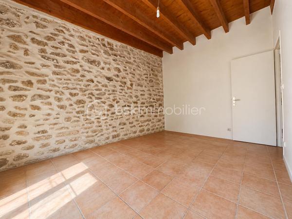 Maison de ville en pierre de 135 m² – Charme de l'ancien et fort potentiel d'aménagement

Laissez-vous séduire par cette authentique maison de ville en pierre de 135 m², pleine de caractère et offrant un très beau potentiel d'évolution.

Dès l'entrée, vous découvrirez une véritable entrée indépendante desservant une cuisine aménagée avec accès à une terrasse intimiste, entièrement à l'abri des regards. Cet espace extérieur offre de nombreuses possibilités d'aménagement pour créer un véritable lieu de vie convivial.

Le rez-de-chaussée comprend également un spacieux salon, une chambre, une salle d'eau ainsi qu'un WC indépendant.

À l'étage, une magnifique pièce d'environ 35 m² laisse libre cours à vos projets : création d'une ou plusieurs chambres, d'un bureau, d'une salle de jeux ou encore d'un espace détente. Elle dessert une suite parentale, offrant une belle modularité selon vos besoins et vos envies.

Avec le charme de la pierre, ses beaux volumes et son important potentiel d'aménagement, cette maison représente une belle opportunité pour les acquéreurs souhaitant créer un intérieur à leur image.