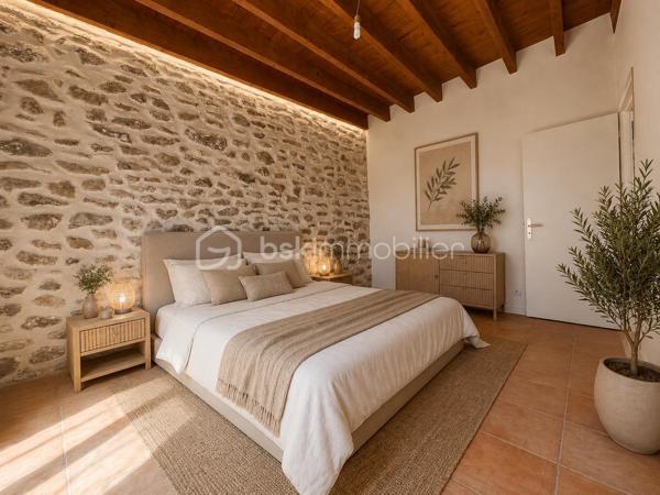 Maison de ville en pierre de 135 m² – Charme de l'ancien et fort potentiel d'aménagement

Laissez-vous séduire par cette authentique maison de ville en pierre de 135 m², pleine de caractère et offrant un très beau potentiel d'évolution.

Dès l'entrée, vous découvrirez une véritable entrée indépendante desservant une cuisine aménagée avec accès à une terrasse intimiste, entièrement à l'abri des regards. Cet espace extérieur offre de nombreuses possibilités d'aménagement pour créer un véritable lieu de vie convivial.

Le rez-de-chaussée comprend également un spacieux salon, une chambre, une salle d'eau ainsi qu'un WC indépendant.

À l'étage, une magnifique pièce d'environ 35 m² laisse libre cours à vos projets : création d'une ou plusieurs chambres, d'un bureau, d'une salle de jeux ou encore d'un espace détente. Elle dessert une suite parentale, offrant une belle modularité selon vos besoins et vos envies.

Avec le charme de la pierre, ses beaux volumes et son important potentiel d'aménagement, cette maison représente une belle opportunité pour les acquéreurs souhaitant créer un intérieur à leur image.