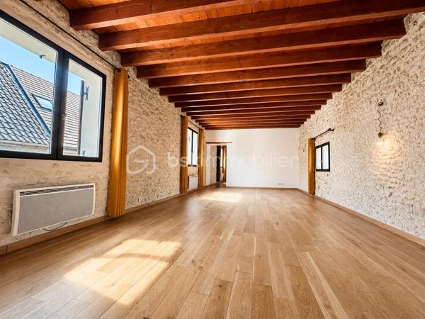 Maison de ville en pierre de 135 m² – Charme de l'ancien et fort potentiel d'aménagement

Laissez-vous séduire par cette authentique maison de ville en pierre de 135 m², pleine de caractère et offrant un très beau potentiel d'évolution.

Dès l'entrée, vous découvrirez une véritable entrée indépendante desservant une cuisine aménagée avec accès à une terrasse intimiste, entièrement à l'abri des regards. Cet espace extérieur offre de nombreuses possibilités d'aménagement pour créer un véritable lieu de vie convivial.

Le rez-de-chaussée comprend également un spacieux salon, une chambre, une salle d'eau ainsi qu'un WC indépendant.

À l'étage, une magnifique pièce d'environ 35 m² laisse libre cours à vos projets : création d'une ou plusieurs chambres, d'un bureau, d'une salle de jeux ou encore d'un espace détente. Elle dessert une suite parentale, offrant une belle modularité selon vos besoins et vos envies.

Avec le charme de la pierre, ses beaux volumes et son important potentiel d'aménagement, cette maison représente une belle opportunité pour les acquéreurs souhaitant créer un intérieur à leur image.