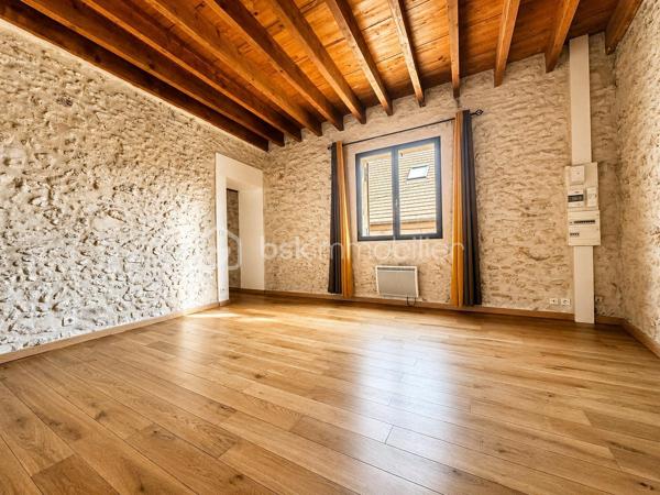 Maison de ville en pierre de 135 m² – Charme de l'ancien et fort potentiel d'aménagement

Laissez-vous séduire par cette authentique maison de ville en pierre de 135 m², pleine de caractère et offrant un très beau potentiel d'évolution.

Dès l'entrée, vous découvrirez une véritable entrée indépendante desservant une cuisine aménagée avec accès à une terrasse intimiste, entièrement à l'abri des regards. Cet espace extérieur offre de nombreuses possibilités d'aménagement pour créer un véritable lieu de vie convivial.

Le rez-de-chaussée comprend également un spacieux salon, une chambre, une salle d'eau ainsi qu'un WC indépendant.

À l'étage, une magnifique pièce d'environ 35 m² laisse libre cours à vos projets : création d'une ou plusieurs chambres, d'un bureau, d'une salle de jeux ou encore d'un espace détente. Elle dessert une suite parentale, offrant une belle modularité selon vos besoins et vos envies.

Avec le charme de la pierre, ses beaux volumes et son important potentiel d'aménagement, cette maison représente une belle opportunité pour les acquéreurs souhaitant créer un intérieur à leur image.