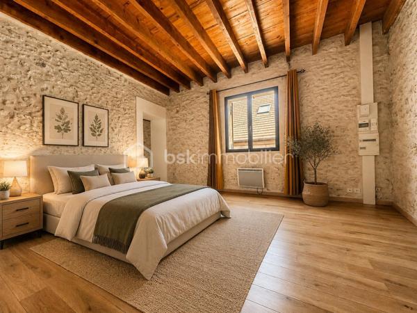 Maison de ville en pierre de 135 m² – Charme de l'ancien et fort potentiel d'aménagement

Laissez-vous séduire par cette authentique maison de ville en pierre de 135 m², pleine de caractère et offrant un très beau potentiel d'évolution.

Dès l'entrée, vous découvrirez une véritable entrée indépendante desservant une cuisine aménagée avec accès à une terrasse intimiste, entièrement à l'abri des regards. Cet espace extérieur offre de nombreuses possibilités d'aménagement pour créer un véritable lieu de vie convivial.

Le rez-de-chaussée comprend également un spacieux salon, une chambre, une salle d'eau ainsi qu'un WC indépendant.

À l'étage, une magnifique pièce d'environ 35 m² laisse libre cours à vos projets : création d'une ou plusieurs chambres, d'un bureau, d'une salle de jeux ou encore d'un espace détente. Elle dessert une suite parentale, offrant une belle modularité selon vos besoins et vos envies.

Avec le charme de la pierre, ses beaux volumes et son important potentiel d'aménagement, cette maison représente une belle opportunité pour les acquéreurs souhaitant créer un intérieur à leur image.