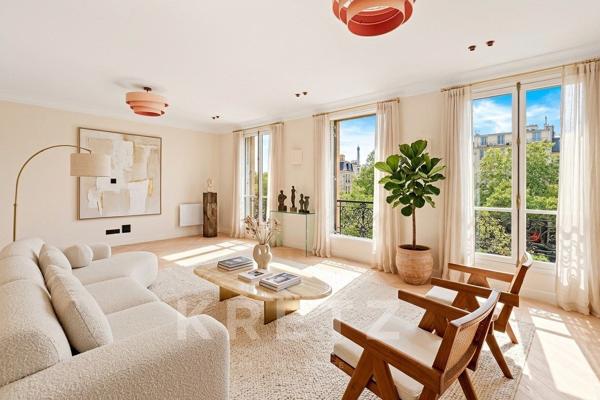Appartement entièrement rénové Etoile.