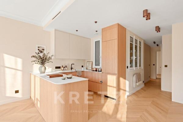 Appartement entièrement rénové Etoile.