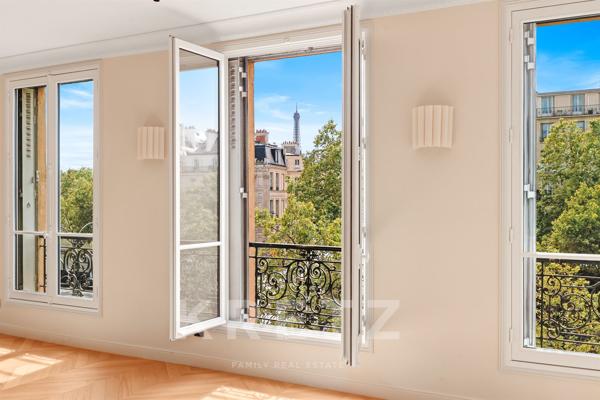 Appartement entièrement rénové Etoile.