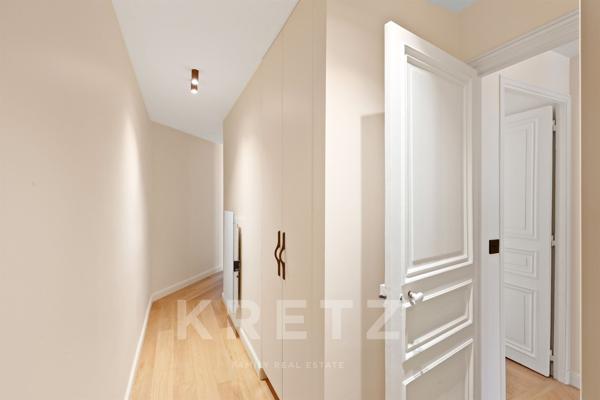 Appartement entièrement rénové Etoile.