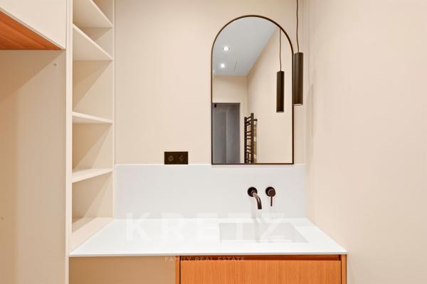 Appartement entièrement rénové Etoile.