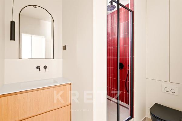 Appartement entièrement rénové Etoile.