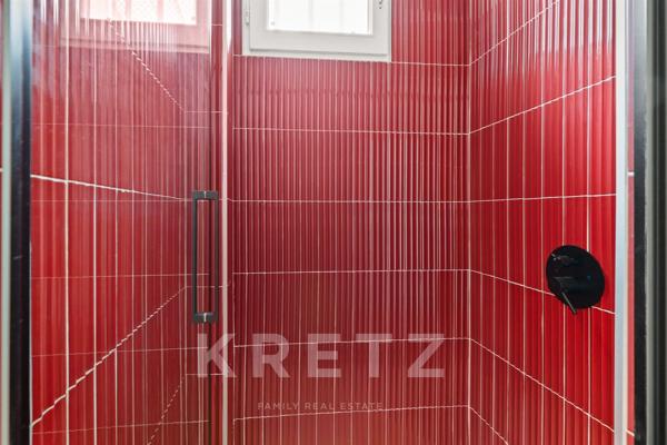 Appartement entièrement rénové Etoile.
