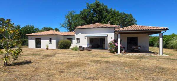 Maison moderne de plain pied, type 6,  sur un terrain de 2977 m²