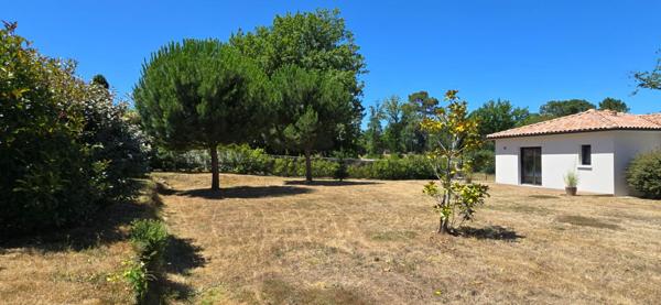 Maison moderne de plain pied, type 6,  sur un terrain de 2977 m²