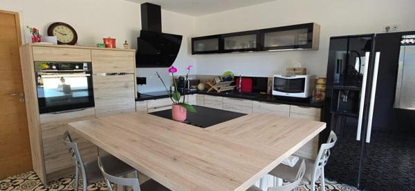 Maison moderne de plain pied, type 6,  sur un terrain de 2977 m²