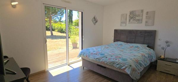 Maison moderne de plain pied, type 6,  sur un terrain de 2977 m²