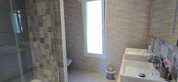 Maison moderne de plain pied, type 6,  sur un terrain de 2977 m²