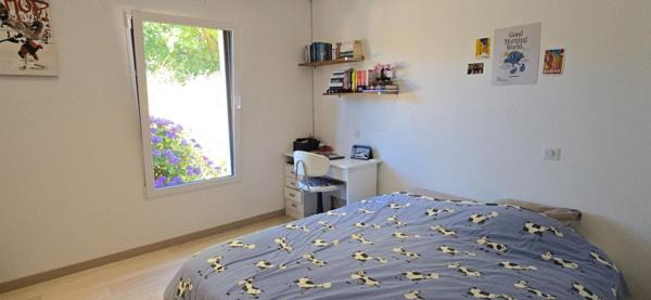 Maison moderne de plain pied, type 6,  sur un terrain de 2977 m²