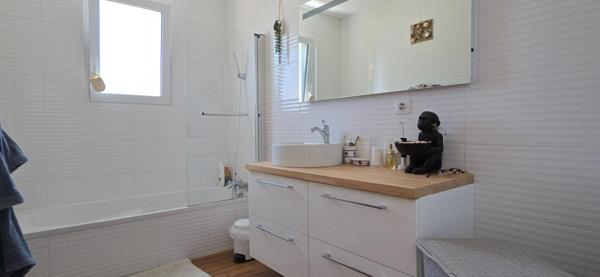 Maison moderne de plain pied, type 6,  sur un terrain de 2977 m²