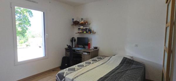 Maison moderne de plain pied, type 6,  sur un terrain de 2977 m²