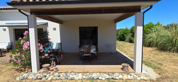 Maison moderne de plain pied, type 6,  sur un terrain de 2977 m²