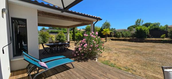 Maison moderne de plain pied, type 6,  sur un terrain de 2977 m²
