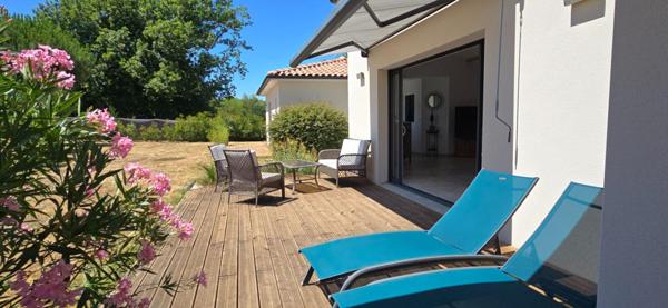 Maison moderne de plain pied, type 6,  sur un terrain de 2977 m²