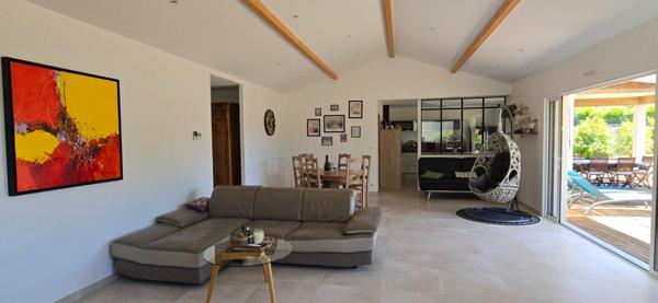 Maison moderne de plain pied, type 6,  sur un terrain de 2977 m²