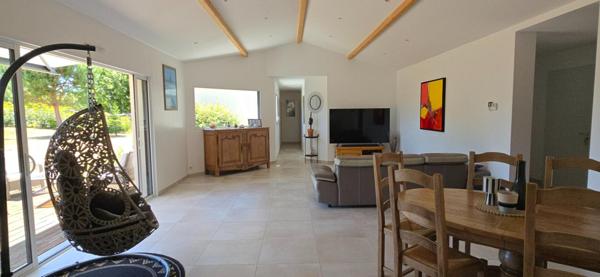 Maison moderne de plain pied, type 6,  sur un terrain de 2977 m²