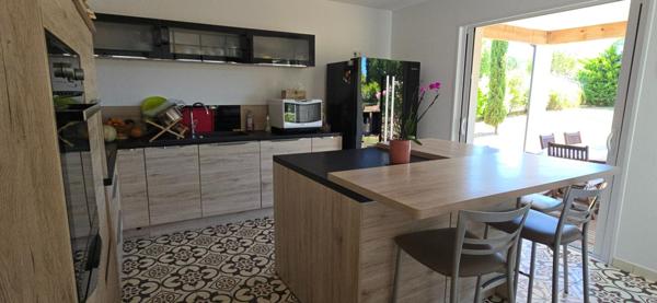 Maison moderne de plain pied, type 6,  sur un terrain de 2977 m²