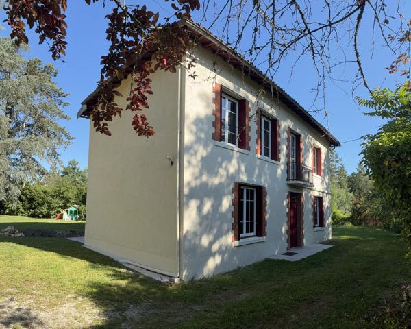 Sur les Hauteurs de Lisle sur Tarn, Maison de Maitre sur un parc arboré