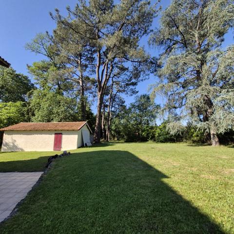 Sur les Hauteurs de Lisle sur Tarn, Maison de Maitre sur un parc arboré