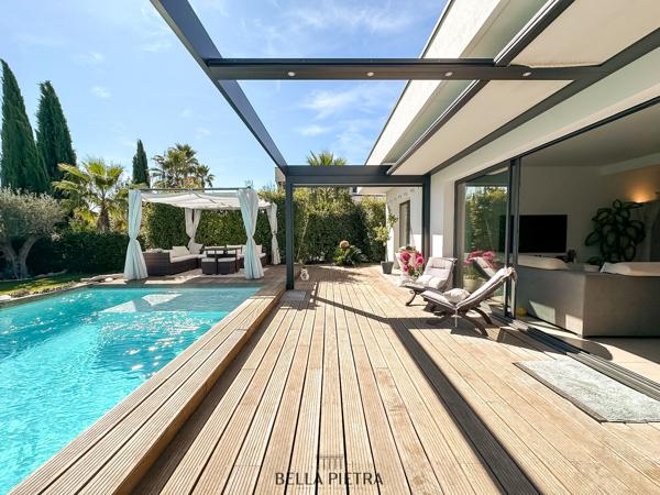 Maison contemporaine de plain-pied avec piscine à débordement- JACOU