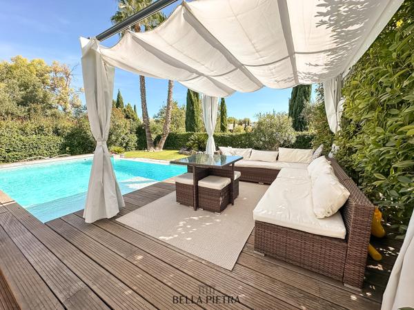 Maison contemporaine de plain-pied avec piscine à débordement- JACOU