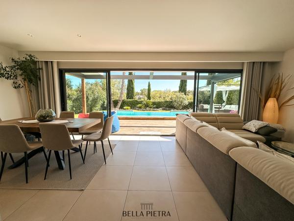 Maison contemporaine de plain-pied avec piscine à débordement- JACOU