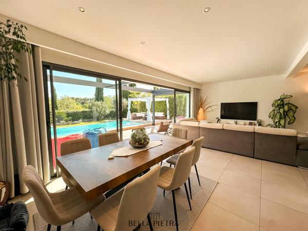 Maison contemporaine de plain-pied avec piscine à débordement- JACOU