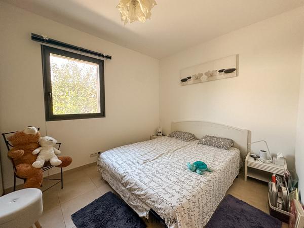 Maison contemporaine de plain-pied avec piscine à débordement- JACOU