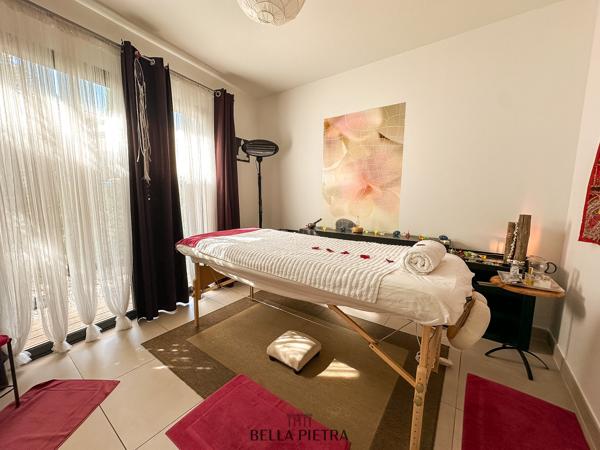 Maison contemporaine de plain-pied avec piscine à débordement- JACOU