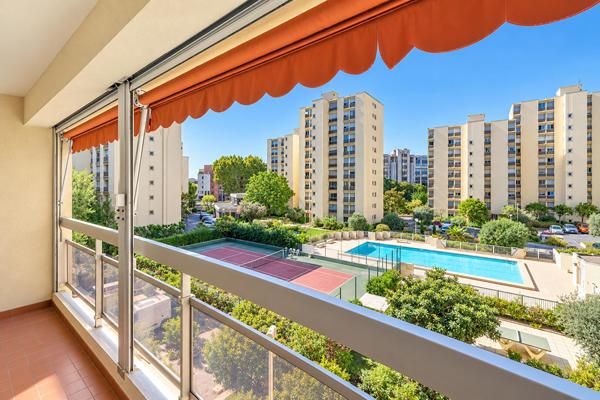 Grand appartement, avec terrasse dans une résidence avec piscine à Antigone