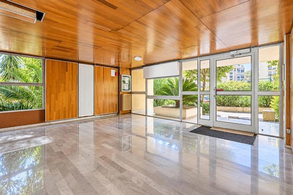 Grand appartement, avec terrasse dans une résidence avec piscine à Antigone