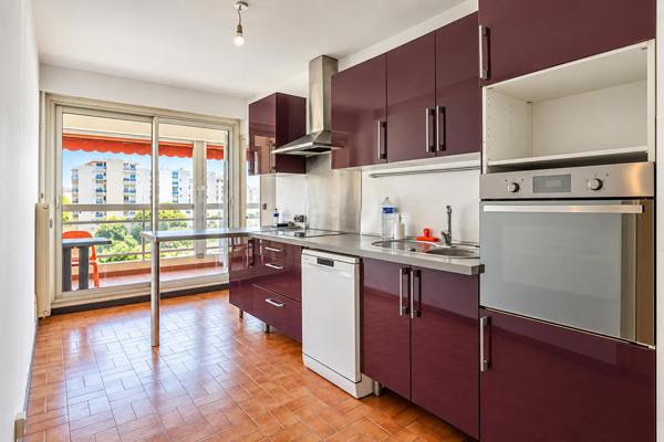 Grand appartement, avec terrasse dans une résidence avec piscine à Antigone