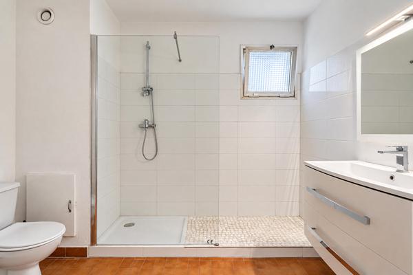 Grand appartement, avec terrasse dans une résidence avec piscine à Antigone