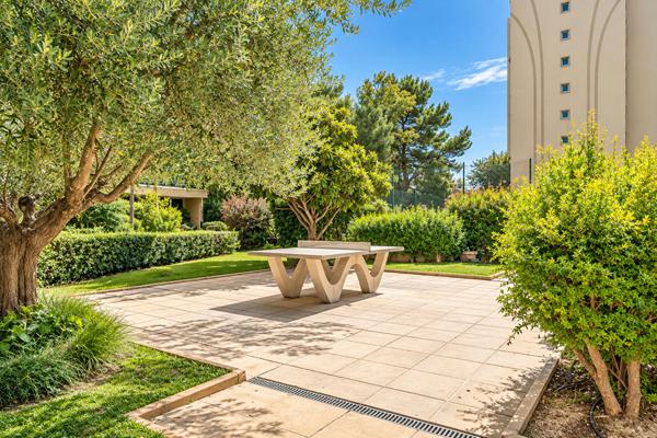Grand appartement, avec terrasse dans une résidence avec piscine à Antigone