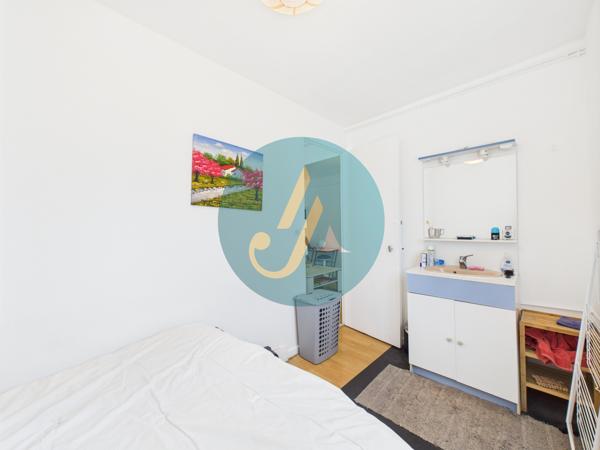 Nevers (58000) Rare à Nevers – Ensemble immobilier avec maison principale de charme + 3 logements indépendants À deux pas du