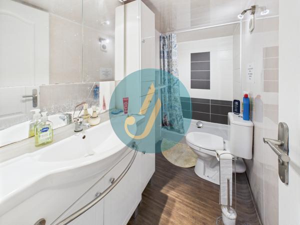 Nevers (58000) Rare à Nevers – Ensemble immobilier avec maison principale de charme + 3 logements indépendants À deux pas du